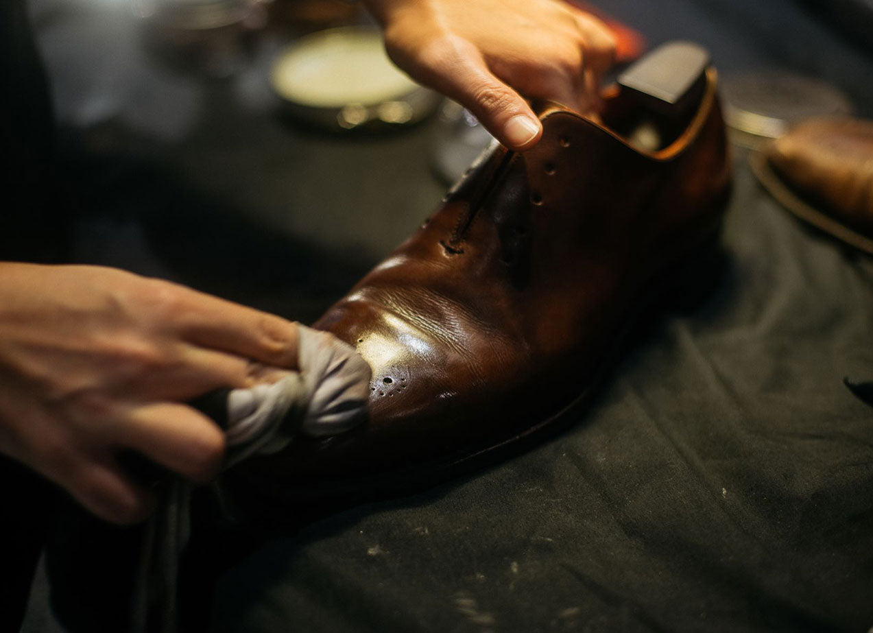 The Art of Polishing Shoes - Tarrago